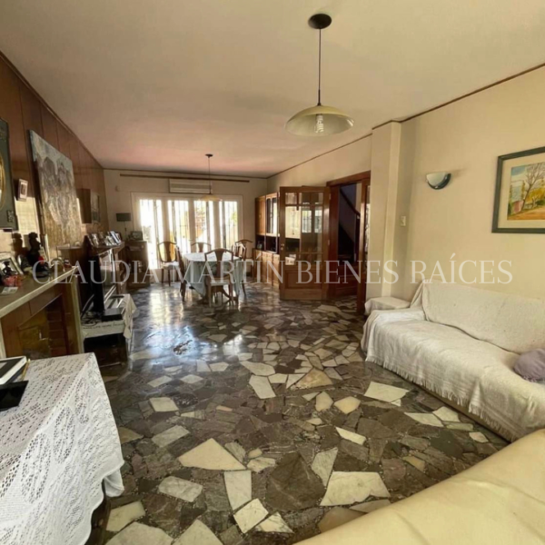 Amplísima casa céntrica en alquiler desarrollada en 2 plantas. - Imagen 2